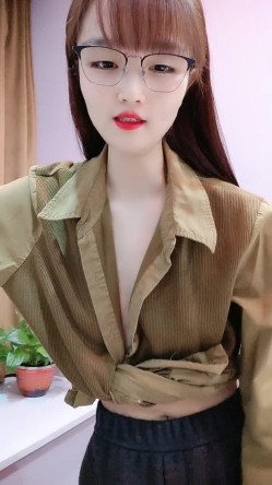 闷骚的颜值小骚货约啪附近大哥，人美又骚深喉大鸡巴，让大哥无套抽插，多体位蹂躏爆草干出白浆，口爆吞精 截图1
