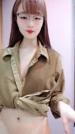 闷骚的颜值小骚货约啪附近大哥，人美又骚深喉大鸡巴，让大哥无套抽插，多体位蹂躏爆草干出白浆，口爆吞精 截图3