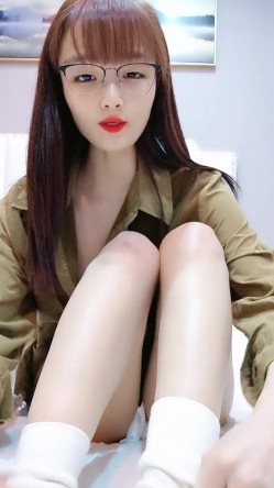 闷骚的颜值小骚货约啪附近大哥，人美又骚深喉大鸡巴，让大哥无套抽插，多体位蹂躏爆草干出白浆，口爆吞精 截图4