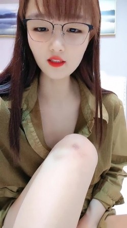 闷骚的颜值小骚货约啪附近大哥，人美又骚深喉大鸡巴，让大哥无套抽插，多体位蹂躏爆草干出白浆，口爆吞精 截图5