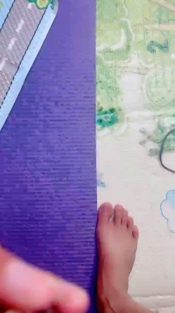 年轻小伙操大屁股淫骚干妈，镜头前深喉插嘴，翘起灰丝肥臀后入，在厨房扶着屁股撞击，骑乘上下套弄特写 截图11