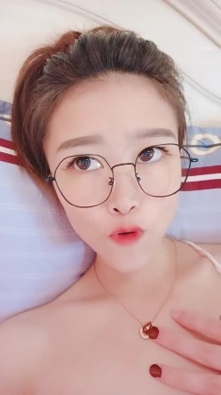 场不景气 私教英语下海 小语儿 不是冰冻的 是刚捞起来的 所以咱家鲍鱼特别新鲜 还是处女 全网数一数二的美洞！ 截图1
