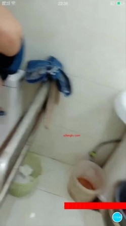 最近很牛逼的母女搭档苍老湿湿晚上公园搭讪个乘凉性欲很强的农民工小伙户外搞完蚊子多再到公厕里搞 截图15