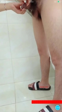 最近很牛逼的母女搭档苍老湿湿晚上公园搭讪个乘凉性欲很强的农民工小伙户外搞完蚊子多再到公厕里搞 截图16