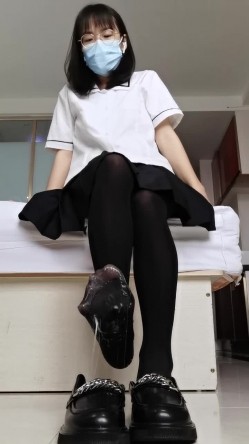 重金自购~小琪琪文文,听说黑丝跟精液是绝配哦~也不知道是谁把精液射皮鞋里啦，还想射你BB里呢，狼友们想不想！ 截图1