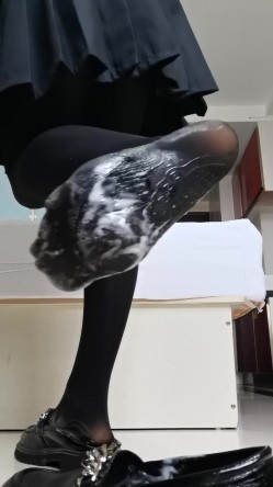 重金自购~小琪琪文文,听说黑丝跟精液是绝配哦~也不知道是谁把精液射皮鞋里啦，还想射你BB里呢，狼友们想不想！ 截图13