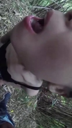 两个小伙子约【美味阿姨】丛林野战，大鸡巴伺候熟女的最佳搭配，这口活精湛，俩小伙2分钟就纷纷缴枪了！ 截图11