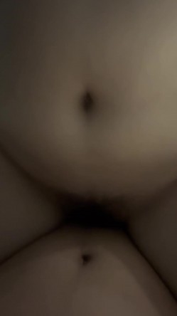 大奶熟女被大鸡巴灌满骚穴 诱人紧致凹凸身材被操爽了白浆直流 按在床上压操小蜜穴 每一下都顶的最深 截图8
