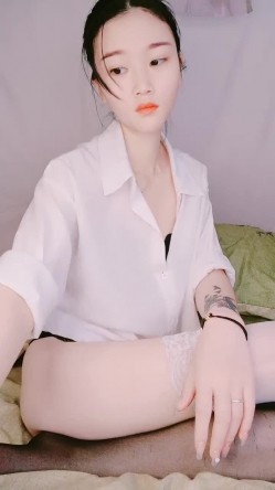 丫丫会喷噢：舔舔我宝贝，脚脚塞你嘴里哦，舒服吗宝贝~啊啊啊~哦哦哦。来大姨妈也开秀！ 截图2