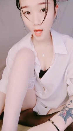 丫丫会喷噢：舔舔我宝贝，脚脚塞你嘴里哦，舒服吗宝贝~啊啊啊~哦哦哦。来大姨妈也开秀！ 截图4
