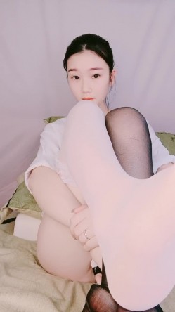 丫丫会喷噢：舔舔我宝贝，脚脚塞你嘴里哦，舒服吗宝贝~啊啊啊~哦哦哦。来大姨妈也开秀！ 截图5