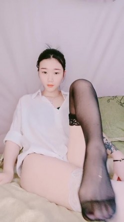 丫丫会喷噢：舔舔我宝贝，脚脚塞你嘴里哦，舒服吗宝贝~啊啊啊~哦哦哦。来大姨妈也开秀！ 截图6