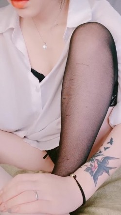 丫丫会喷噢：舔舔我宝贝，脚脚塞你嘴里哦，舒服吗宝贝~啊啊啊~哦哦哦。来大姨妈也开秀！ 截图11