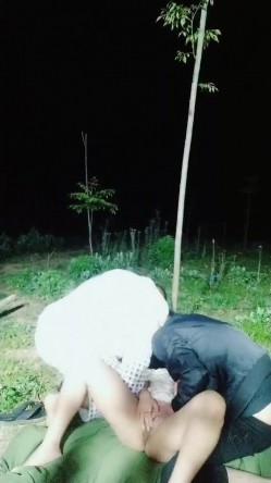 【深夜户外强奸闺蜜】，夏天到了，适合野外群P，两男两女淫乱聚会，小姐妹在空旷田野肆意狂叫 截图1