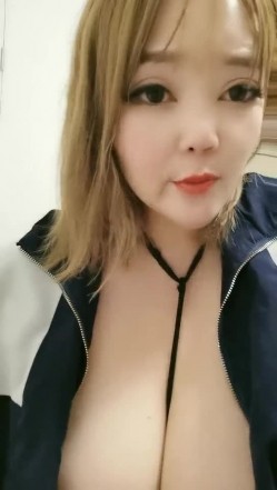 帝哥淫奴刑具房调教母狗，各种灌肠、屁眼放烟花、拳交、脚交、易拉罐、橘子探索狗奴淫穴极限 截图13