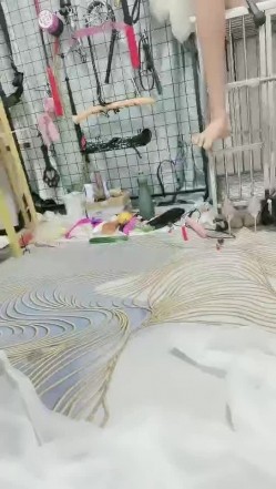 帝哥淫奴刑具房调教母狗，各种灌肠、屁眼放烟花、拳交、脚交、易拉罐、橘子探索狗奴淫穴极限 截图14