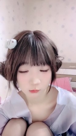 全网最美童颜校花【邪恶双马尾】黄播尺度大开~全裸自慰 截图1