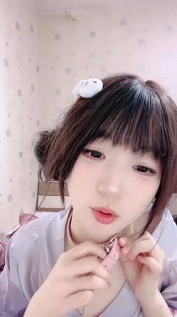 全网最美童颜校花【邪恶双马尾】黄播尺度大开~全裸自慰 截图4