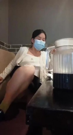 【最新流出】新晋级推特小骚妹【小瓦力】私拍，毕业就下海，当母狗公共场合露出啪啪肛交芹菜插穴双通吃精相当狂放～劲爆收藏 截图8
