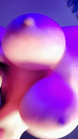 精品推荐 七彩虹主播『夜色i 』 一对神级吊钟乳黑丝诱惑道具自慰高潮迭起 截图12