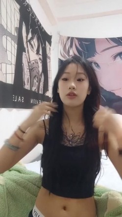 极品尤物美少女！漂亮纹身外表甜美！穿上黑丝大尺度自慰，假吊抽插紧致骚穴，低低呻吟，让人欲罢不能 截图1