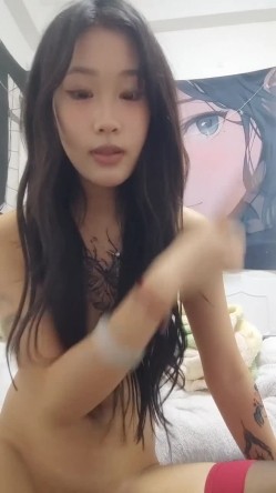 极品尤物美少女！漂亮纹身外表甜美！穿上黑丝大尺度自慰，假吊抽插紧致骚穴，低低呻吟，让人欲罢不能 截图14