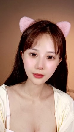 大二极品颜值女神！放假下海收费房！外表甜美文静，脱光光自摸，多毛骚逼扒开，近距离特写 截图1