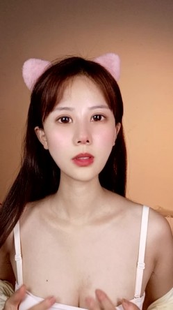 大二极品颜值女神！放假下海收费房！外表甜美文静，脱光光自摸，多毛骚逼扒开，近距离特写 截图3