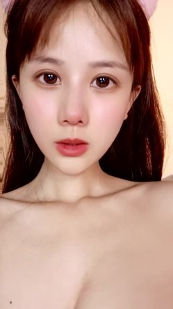 大二极品颜值女神！放假下海收费房！外表甜美文静，脱光光自摸，多毛骚逼扒开，近距离特写 截图10