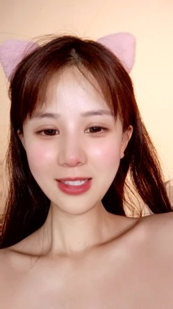 大二极品颜值女神！放假下海收费房！外表甜美文静，脱光光自摸，多毛骚逼扒开，近距离特写 截图11