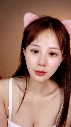 大二极品颜值女神！放假下海收费房！外表甜美文静，脱光光自摸，多毛骚逼扒开，近距离特写 截图12