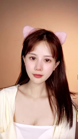 大二极品颜值女神！放假下海收费房！外表甜美文静，脱光光自摸，多毛骚逼扒开，近距离特写 截图15