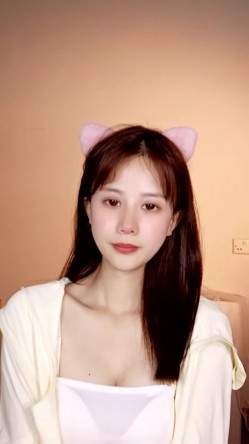 大二极品颜值女神！放假下海收费房！外表甜美文静，脱光光自摸，多毛骚逼扒开，近距离特写 截图16