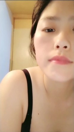 留守巨乳粉穴小少妇，特写掰穴超粉肉芽，丰满胸部诱人的很 截图9