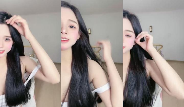 说话嗲嗲的极品女友，模特傲人身材，蜜桃臀丰满挺拔的胸部 搓揉勾引狼友们