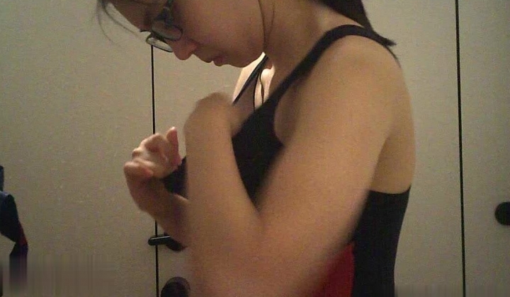 警专泳课偷拍女生换泳衣第二期