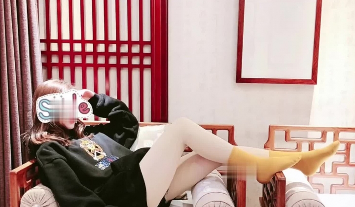 极品淫妻博主，【暧昧AIMEI】，夫妻交换，一起逛景点游玩一天，酒店内4P更有感觉，全程跟拍记录教科书