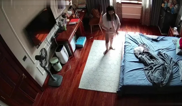 《居家摄像头破解》漂亮学生妹在家也会按耐不住摸逼玩几下 ️边看手机啪啪小视频边玩穴