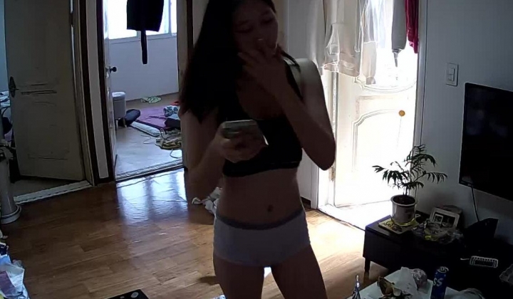 居家摄像头破解 真实记录在家里喜欢裸睡的美女白领