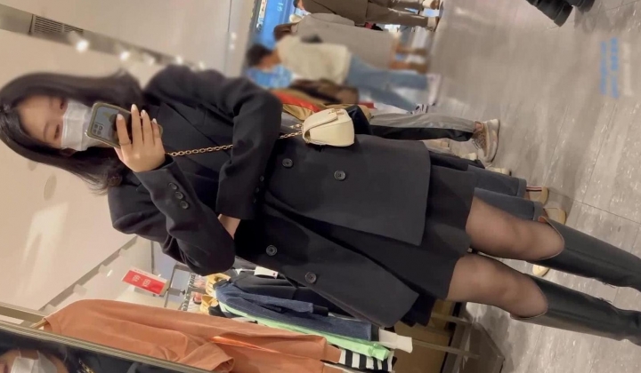 偷拍美女裙底风光 ️长裙靓女和闺蜜逛街粉色窄内性感可爱短裙靓女独自逛街身材高挑.黑丝薄内性感迷人