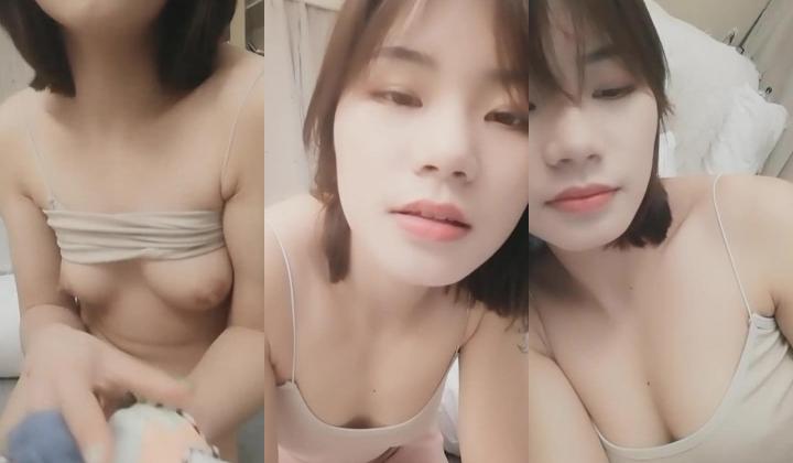 逼逼无毛颜值不错漂亮短发妹子 吊带装床上自摸扣逼掰开给你看 很是诱人