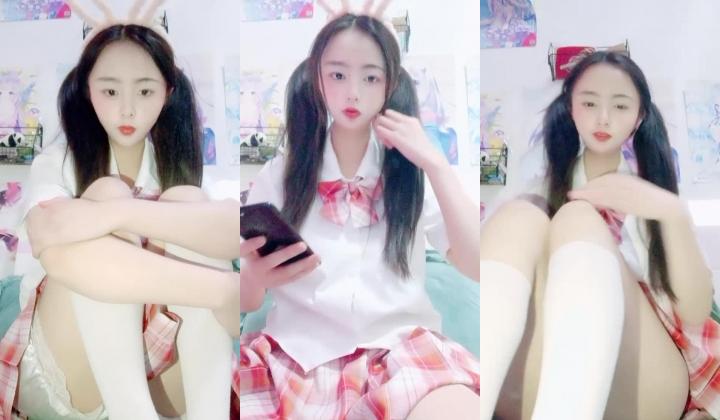 新来的兔女郎小妹粘人小鬼精彩小秀，在狼友的调教下漏出骚奶子展示逼逼，撅着屁股掰开骚穴给狼友看淫水不少