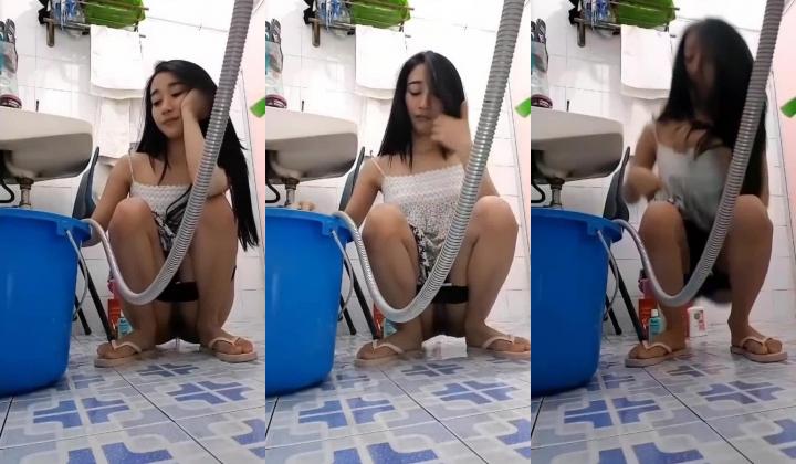 房东浴室偷装摄像头偷拍 ️漂亮女租客蹲在地上尿尿用勺子舀水仔细洗逼逼高清无水印版