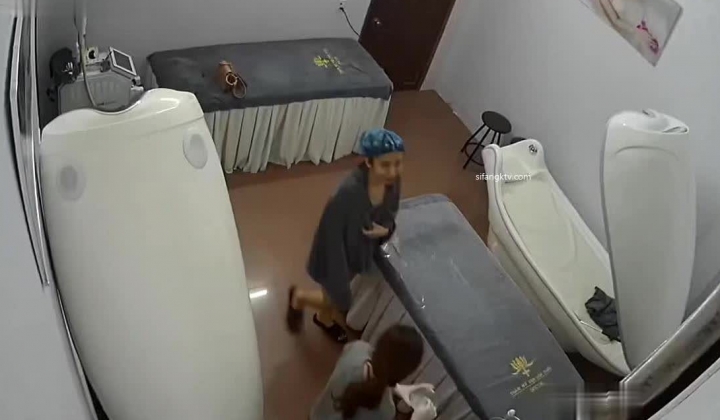 黑客破解美容院摄像头 偷拍女顾客脱光衣服激光雷射.脱毛护理