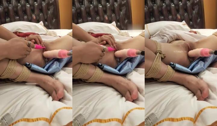 SM顶级调教大神【永夜DOM】圈养各种妹子多种刺激玩法，各种啪啪调教露脸高颜反差婊，纯纯人形小母狗