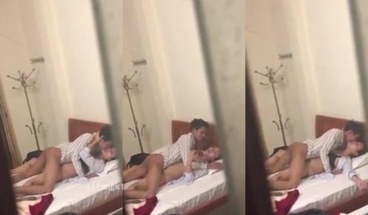 【猎奇稀缺 ️大开眼界】 门缝窗外偷拍 刺激偷拍情侣沉浸式啪啪 被偷拍都不知道 各式姿势操的好疯狂刺激