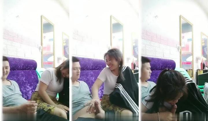 理发店里的骚男女真鸡巴骚，白日宣淫衣服都不脱直接上位看着店门外激情抽插大骚逼前面还有孩子真不怕被看见