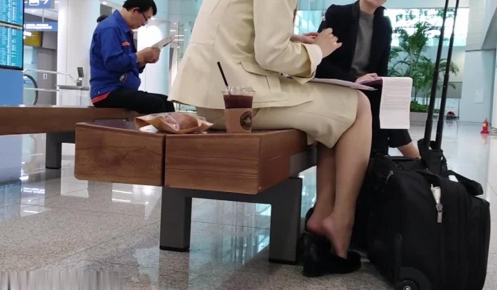 偷拍美女空姐候机厅晾小脚丫,想想这丝足夹住鸡巴是什么感觉,嘿嘿