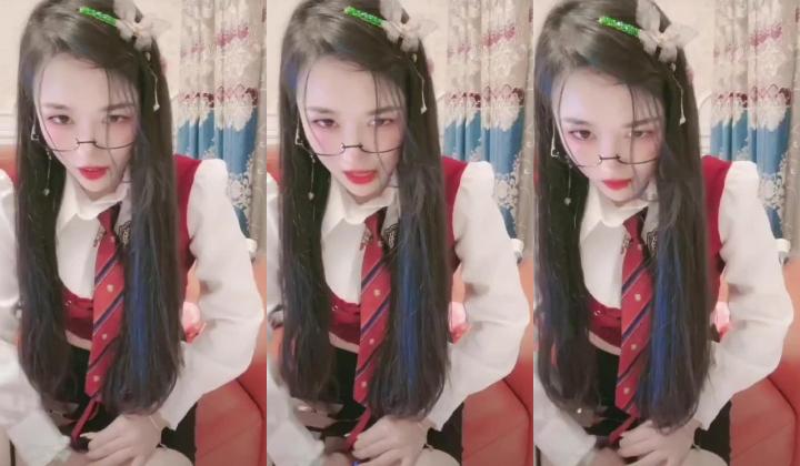 抖音小网红女神 稀有玩法 穿着牛仔裤户外喷尿 直播间上演喷泉 为什么她这么浪还这么多淫水