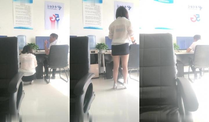 淫荡的电信客服勾搭一起值班的男同事，逼里塞着跳弹把自己搞得淫水泛滥让小哥后入爆草抽插，完事还拿拖把插逼